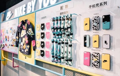 除了DIY球鞋，NIKE还推出服装专属定制服务！尽情发挥再也不怕撞衫！手机壳定制服务也来了